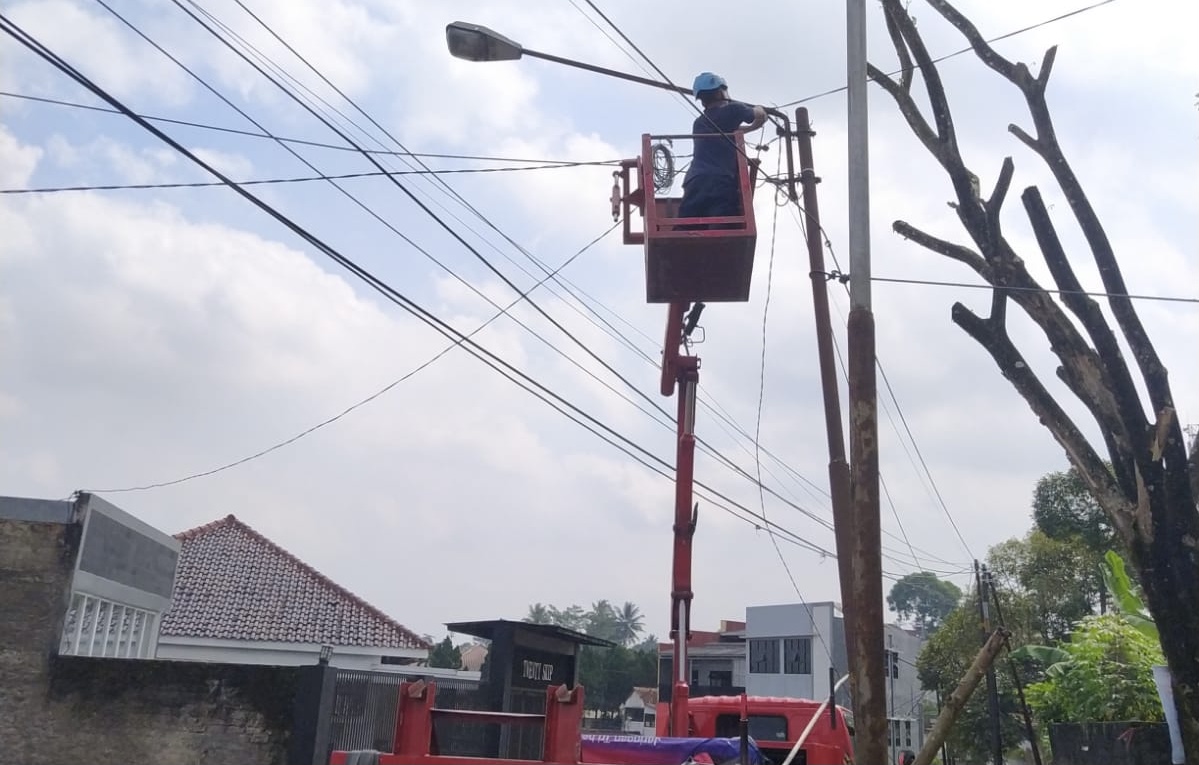 Petugas Dishub Kota Sukabumi saat meperbaiki lampu PJU Jalan Aminta Azmali, Kecamatan Gunungpuyuh, pada Rabu, 3 Juli 2024. Foto: Istimewa.