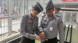 Kalapas Kelas IIB Sukabumi, Gatot Harisaputro, saat memeriksa ponsel milik petugas secara langsung, di Lapangan Serbaguna, pada Selasa, 2 Juli 2024. Foto: Humas Lapas Sukabumi for HALOSMI.