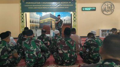 Personel Kodim 0607/Kota Sukabumi mengikuti doa bersama yang dilaksanakan di Surau An-Nur Kodim 1206/Putussibau, Jalan RA Kosasih, Senin, 17 Juli 2024. Foto: Pendim 0607.