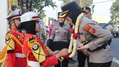 Tiba di Polres Sukabumi Kota, AKBP Rita Suwadi Disambut Dua Pocil